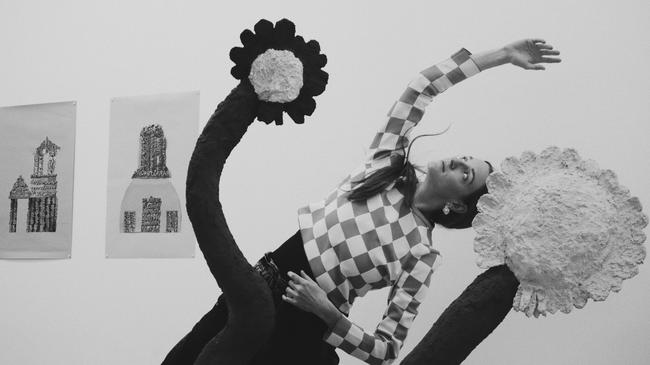 Photographie de la danseuse Lucie Van de Mootel dans l'exposition New Shapes de Bevis Matin & Charlie Youle au Shed - La maison à Maromme