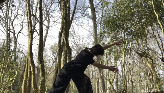 Visuel : Raphaëlle Louise, Au milieu de son île, performance, 2024