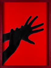 Mains noires sur fond rouge - 2009