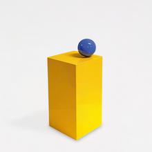 Parallélépipède jaune et sphère bleue