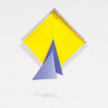 Sculpture au losange jaune et aux triangles bleus