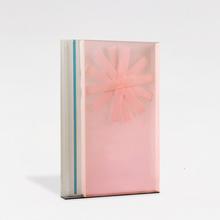 Sculpture en plexiglas rose et barres supendues