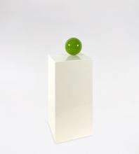 Parallélépipède blanc à la sphère verte