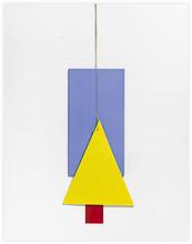 Collage au triangle jaune suspendu sur un rectangle bleu