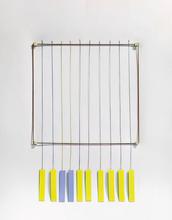 Collage aux éléments suspendus, 8 rectangles jaunes et deux bleus