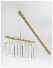 Collage aux baguettes et éléments suspendus