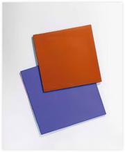 Collage aux deux carrés bleu et rouge superposés