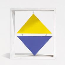 Deux triangles suspendus