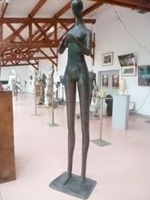 La Jeune fille à l'orange (patine or), 1965