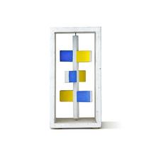 Sculptue boîte aux rectangles jaunes et bleus sur un axe