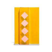 Sculpture en plexiglas sur fond jaune