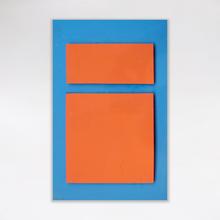 Sculpture, rectangles rouge sur fond bleu