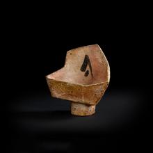 Signes noirs (Coupe géométrique sur pied), 1979