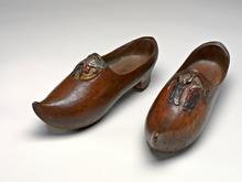 Paire de sabots en bois, 1889-1890