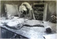 Debout, derrière la table à couture, main droite au front - 1981