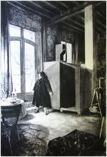 Debout, manteau noir, regarde dehors à droite - 1984