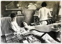 Série dentiste. L. attend la radio - 1982