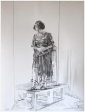 Robe violette debout, tête baissée, deux mains tenues, spartiates - 1978