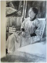 Robe blanche, assis devant deux tableaux au mur - 1980