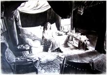 Drappouf, robe blanche, deux fauteuils - 1981