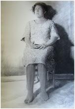 Série géantes, robe bouclette, pieds nus - 1981