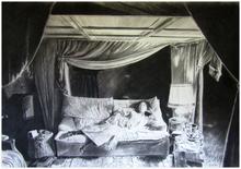 Drappouf, robe blanche étendu sur le sofa - 1981