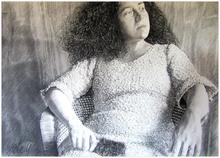 Série Géantes, robe blanche, brosse à cheveux, regarde à gauche - 1982
