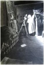 La nuit, spot sur robe blanche, drappouf - 1983