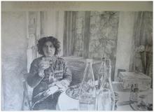 Assis derrière la table, un verre à la main - 1992