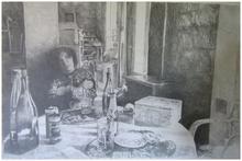 Bras croisés, colonne derrière la table - 1992