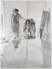 Tunique relevée taille, main gauche sur peplos, reflet piano - 1977