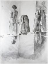 série essayage, debout, deux bras baissés, reflet piano - 1978