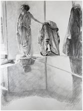 Tunique relevée à la taille, main gauche sur péplos et stèle, reflet piano - 1978