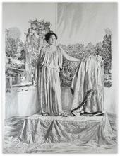 Tunique devant Tholos, main gauche sur Péplos sur stèle - 1977