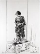 Robe violette, debout, tête baissée vers les deux mains tenues - 1978