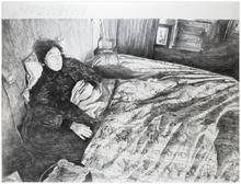 Couché, robe châtelaine, pouf rose - 1993