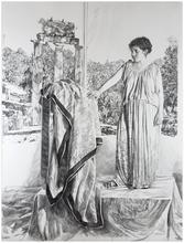 Tunique ionienne, tient le péplos sur la stèle devant tholos - 1978