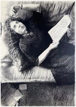 Assis, robe noire, mots croisés Herald Tribune - 1987