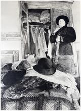 Devant l'armoire Louis XV ouverte - 1982
