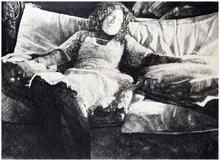 Assis pouf, robe jaune - 1980