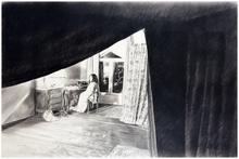 Drapé, drappouf, assis bureau Underwood, reflet fenêtre - 1980