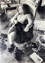 Robe grise et rose, Harald Tribune, crochet manteau velours - 1982