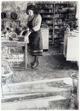 Robe blanche dans la cuisine, tablier noir - 1986
