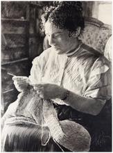 Assis Voltaire corsage blanc, crochet sur les genoux - 1986