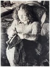 Assis Voltaire, robe grise, travaille manteau noir - 1986