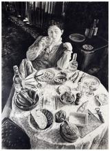 Série apéro fèves, le verre à la main, regarde à gauche - 1983