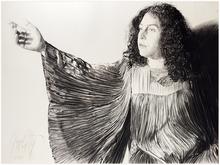 Robe violette, bras droit en aile - 1981