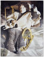 Robe châtelaine, châle, fauteuil bascule, bras gauche levé - 1994