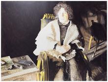 Robe châtelaine, châle, tables à pipes à droite - 1994