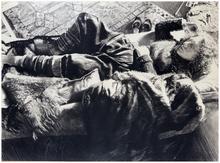 Couché, pouf, velours et gambettes, main droite levée dans les cheveux - 1985
